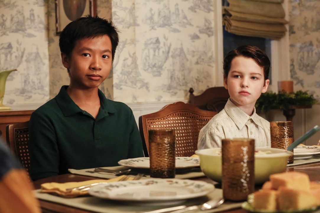 Sowohl Tam (Ryan Phuong, l.) als auch Sheldon (Iain Armitage, r.) finden nicht leicht Anschluss, doch als sie dann aufeinandertreffen, scheinen sie... - Bildquelle: Warner Bros.