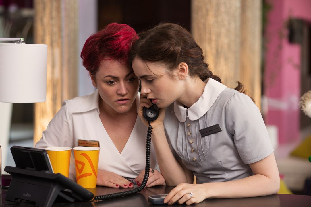 Als Greg plötzlich wieder in Rosies (Lily Collins, r.) Leben auftaucht, sucht sie Rat bei ihrer Freundin (Jaime Winstone, l.). Doch eigentlich muss... - Bildquelle: Constantin Film Verleih GmbH