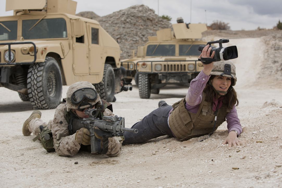 Um ihrem geregelten, langweiligen Leben zu entkommen, reist Kim Baker (Tina Fey, r.) als Kriegsreporterin nach Afghanistan. Ist das wirklich eine gu... - Bildquelle: Frank Masi 2015 Paramount Pictures. All Rights Reserved.