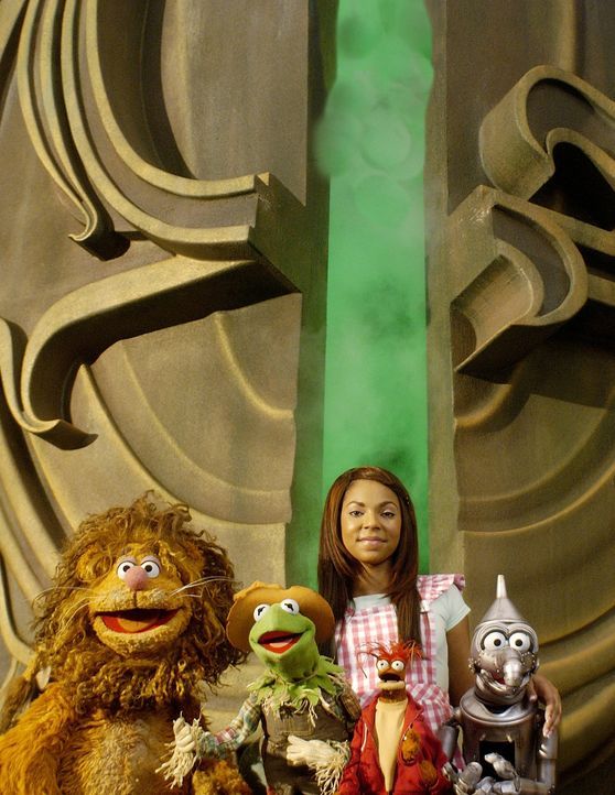 Machen sich auf, den Zauberer von Oz zu finden: (v.l.n.r.) Löwe, Vogelscheuche, Dorothy (Ashanti) und Tin Man ... - Bildquelle: The Muppets Holding Company, LLC. MUPPETS characters and elements are trademarks of the Muppet Holding Company, LLC.  All rights reserved