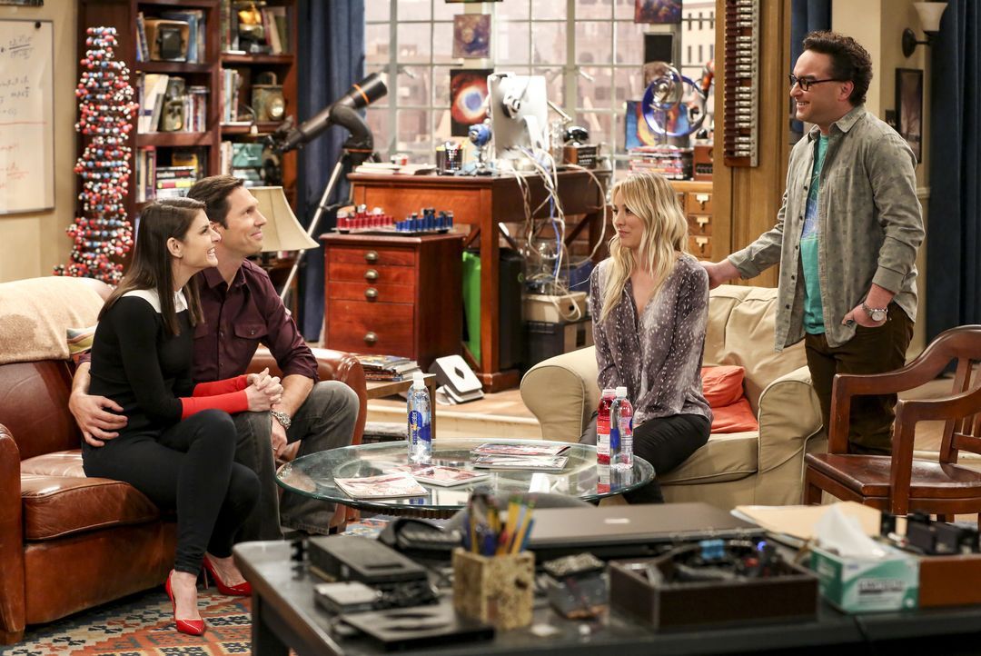 (v.l.n.r.) Marissa Johnson (Lindsey Kraft); Zack Johnson (Brian Thomas Smith); Penny Hofstadter (Kaley Cuoco); Leonard Hofstadter (Johnny Galecki) - Bildquelle: Michael Yarish 2019 WBEI. All rights reserved. / Michael Yarish