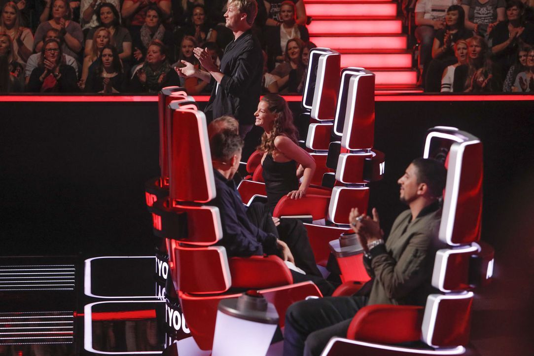 Yvonne Catterfeld (2.v.r.) lässt sich von Andreas Bourani (r.), Michi Beck (2.v.l.), Smudo (l.) und Samu Haber (M.) nicht unterkriegen und buhlt um... - Bildquelle: Richard Hübner SAT.1/ProSieben