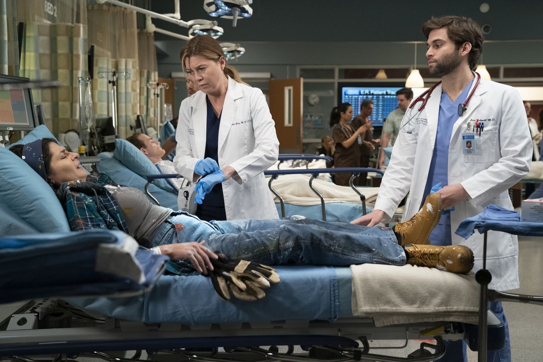 (v.l.n.r.) Noelle (Vera Cherny); Dr. Meredith Grey (Ellen Pompeo); Dr. Levi Schmitt (Jake Borelli) - Bildquelle: Ali Goldstein 2020 American Broadcasting Companies, Inc. All rights reserved. / Ali Goldstein