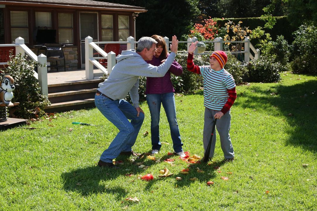 Mike (Neil Flynn, l.) und Frankie (Patricia Heaton, M.) müssen mit den Konsequenzen leben, als Frankie ihrem Sohn ihre Meinung über April offenbart.... - Bildquelle: Warner Bros.