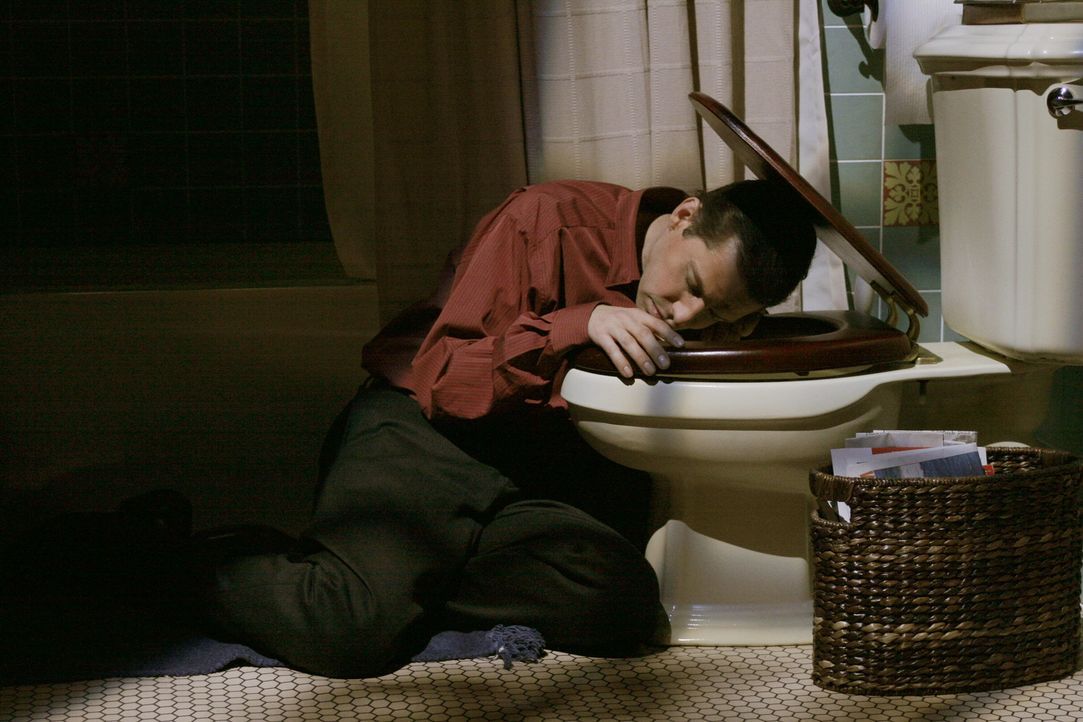 Nachdem sich Alan (Jon Cryer) von seiner Mutter gedemütigt fühlt, greift er zum Alkohol. Dabei erwischt er etwas zu viel ... - Bildquelle: Warner Brothers Entertainment Inc.