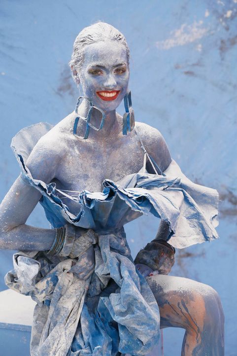 GNTM-Stf10-Epi07-Bodypainting-Shooting-66-Jueli-ProSieben-Richard-Huebner-TEASER - Bildquelle: ProSieben/ Richard Huebner