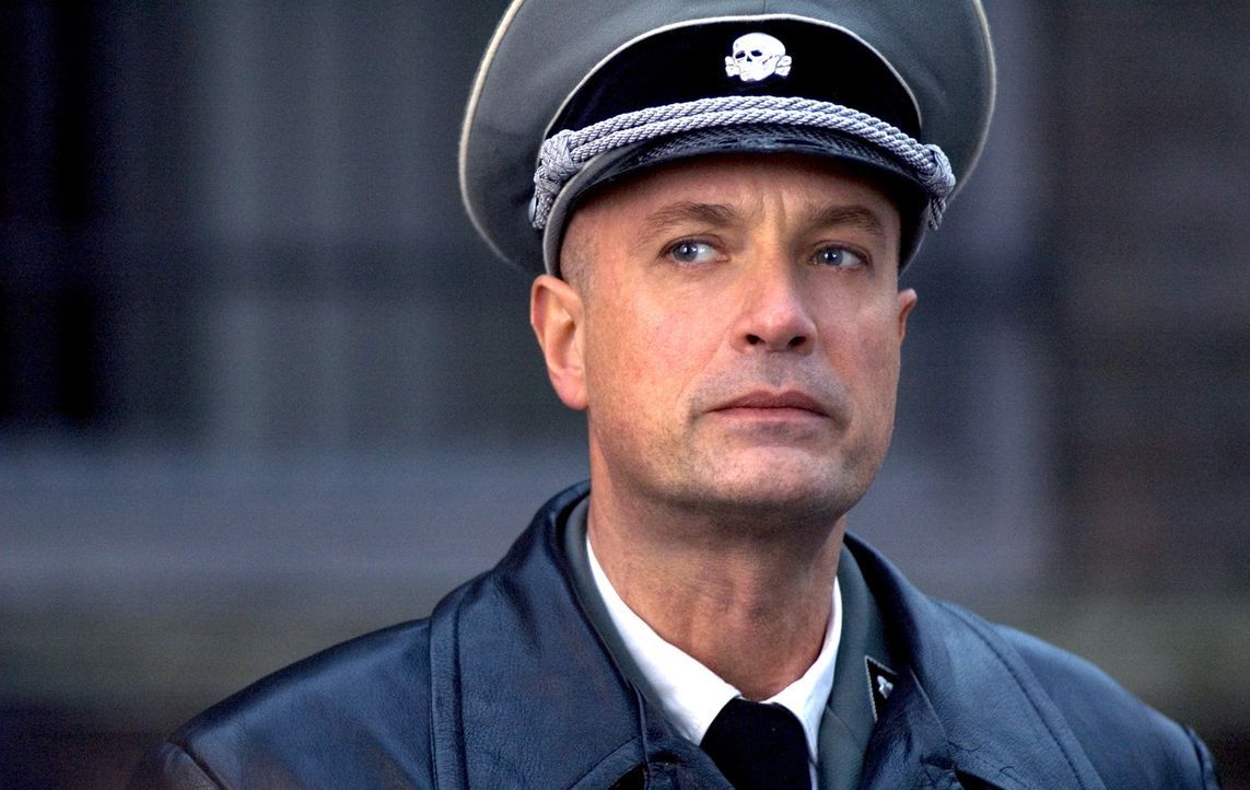 General Käutner (Christian Berkel) drückt sogar den Siegermächten seinen Nazi-Stempel auf ... - Bildquelle: Egoli Tossell Film AG