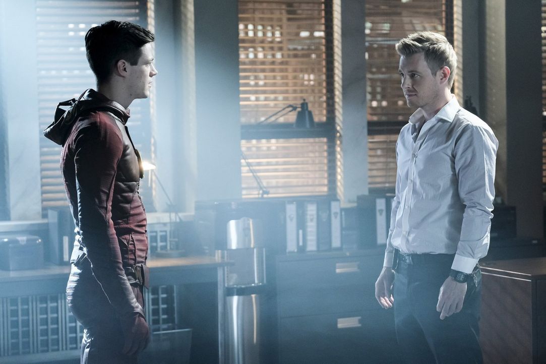 Bekommt Barry alias The Flash (Grant Gustin, l.) von Eddie (Rick Cosnett, r.) oder einem Bewohner der Speed Force, der aussieht wie er, wichtige Inf... - Bildquelle: 2016 Warner Bros.