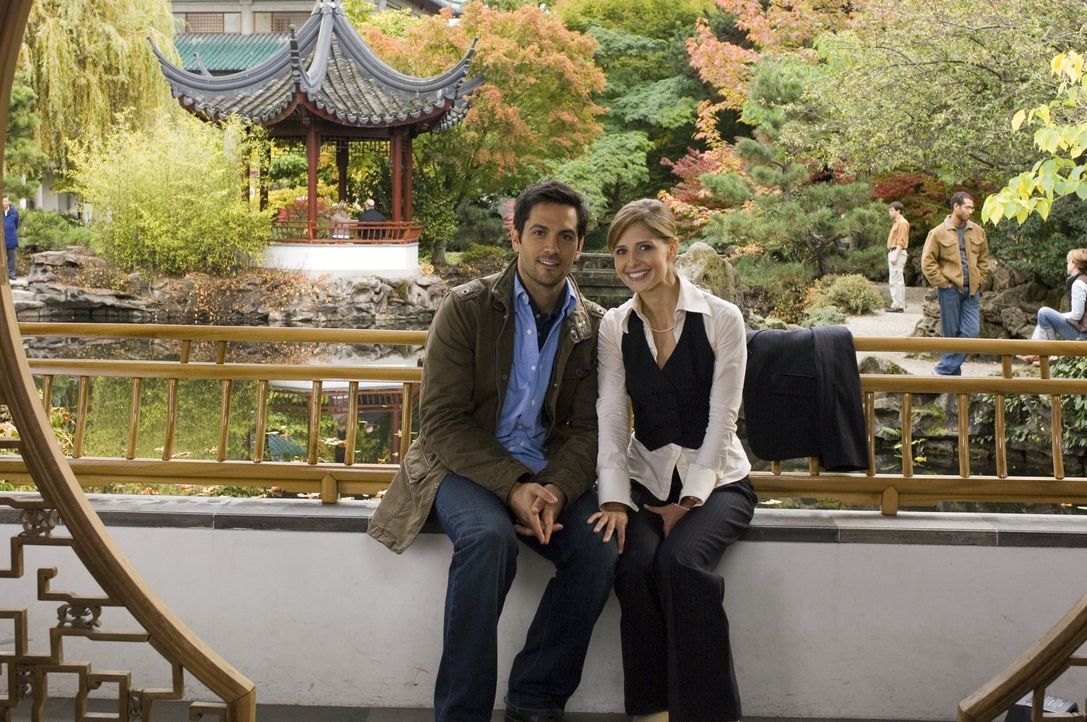 Jess (Sarah Michelle Gellar, r.) und Ryan (Michael Landes, l.) sind ein glückliches Ehepaar. Einziger Wehmutstropfen ist sein Bruder Roman, der mome...
