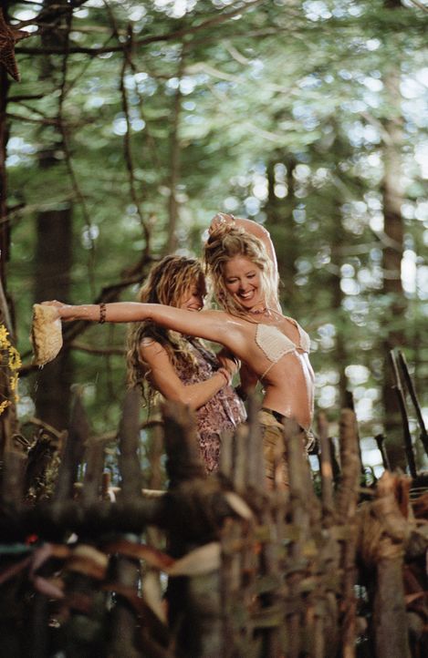 Die esoterischen Hippie-Girls Flower (Rachel Blanchard, l.) und Butterfly (Christina Moore, r.) genießen ihr Leben im Wald in vollen Zügen. Da laufe... - Bildquelle: Paramount Pictures