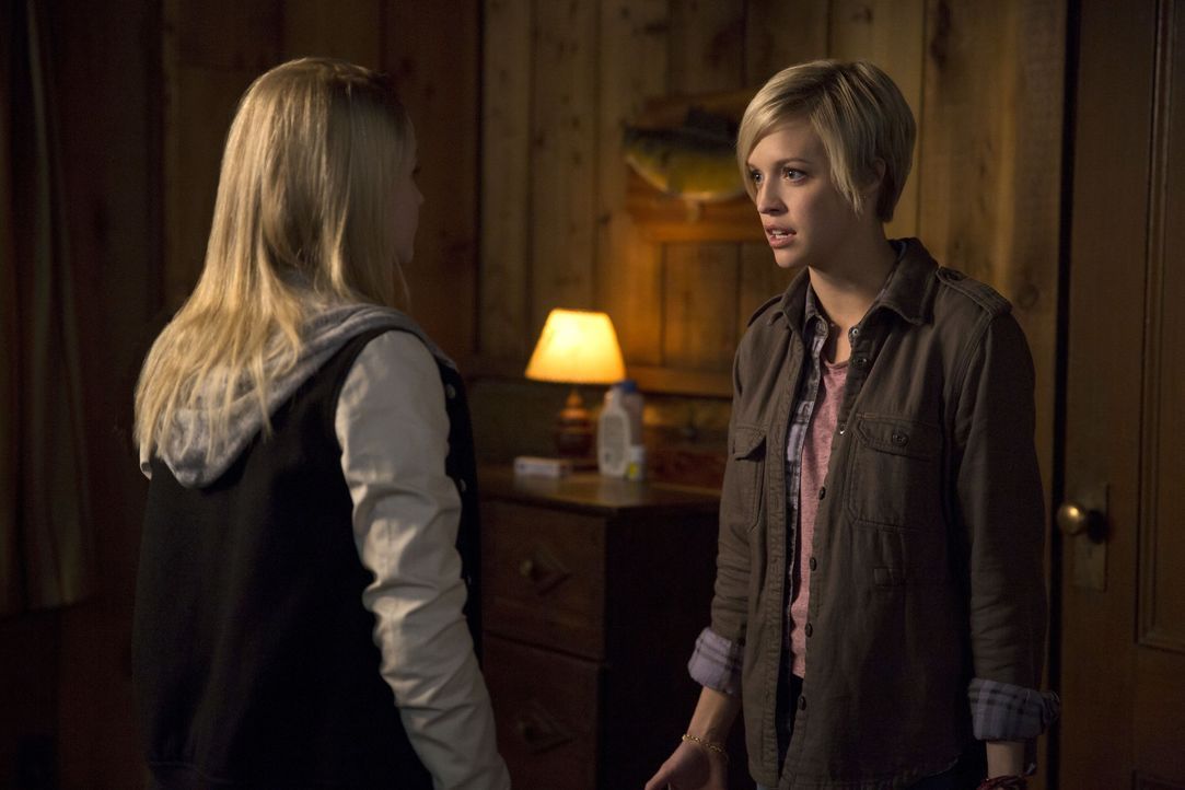 Als die Winchester Brüder erfahren, in welcher Verbindung ihre alte Bekannte Kate (Brit Sheridan, r.) und Tasha (Emily Tennant, l.) stehen, müssen s... - Bildquelle: 2016 Warner Brothers