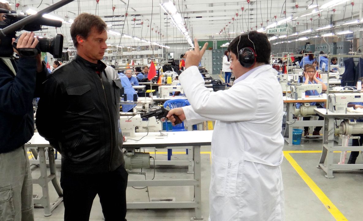 In Kolumbien wird Miguel Caballero "der schusssichere Armani" genannt, denn er produziert kugelsichere Kleidung. Wer für den schusssicheren Armani... - Bildquelle: ProSieben