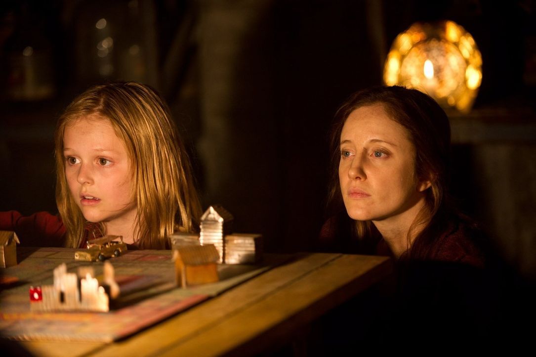 Auch nach 301 Tagen im Bunker scheint Claires (Andrea Riseborough, r.) und Zoes (Emily Alyn Lind, r.) Isolation noch lange nicht beendet. Denn auf d... - Bildquelle: 2015 Warner Bros.