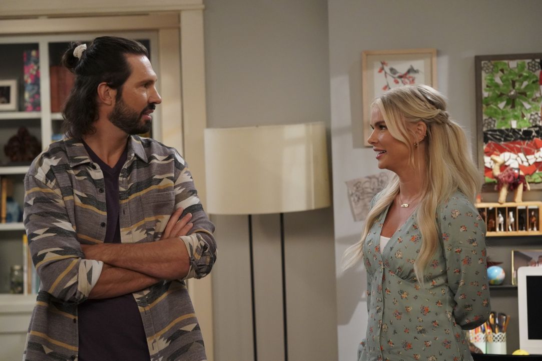 Freddy (Brian Thomas Smith, l.); Vanessa (Kelli Goss, r.) - Bildquelle: © 2021 CBS Broadcasting, Inc. All Rights Reserved.