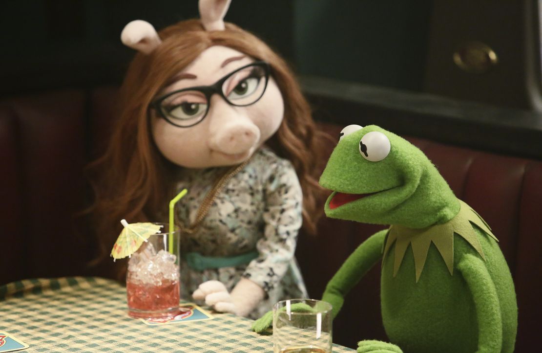 Ein gemeinsamer Abend wartet auf Kermit (r.), Denise (l.), Fozzie und Becky. Doch dieser verläuft anders als geplant ... - Bildquelle: Nicole Wilder ABC Studios