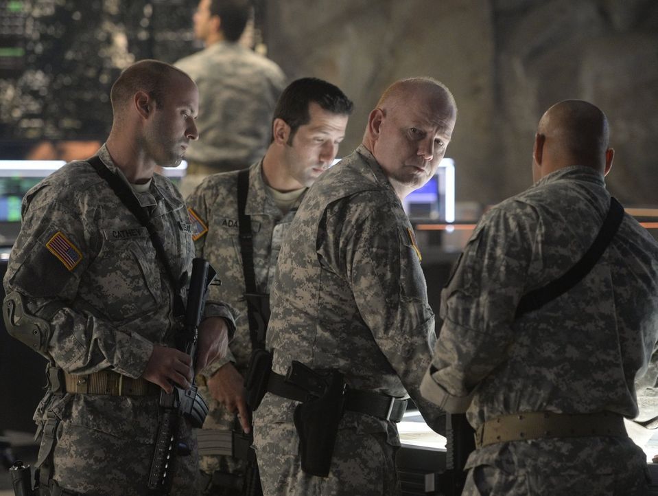 Übernimmt das Kommando des DEO, als Hank von Handlangern Astras entführt wird: General Sam Lane (Glenn Morshower, 2.v.l.) ... - Bildquelle: 2015 Warner Bros. Entertainment, Inc.