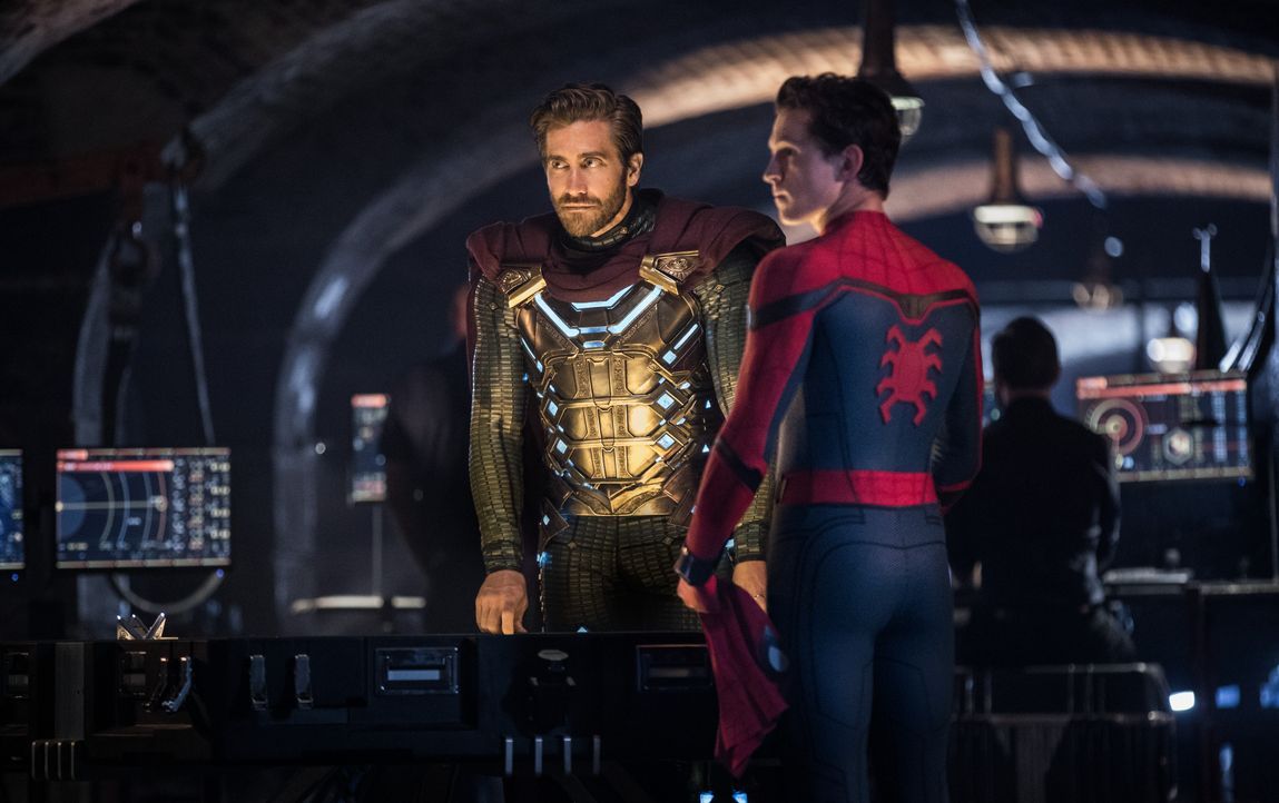 Quentin Beck / Mysterio (Jake Gyllenhaal, l.); Peter Parker / Spider-Man (Tom Holland, r.) - Bildquelle: Jay Maidment 2019 Columbia Pictures Industries, Inc. All Rights Reserved / Jay Maidment