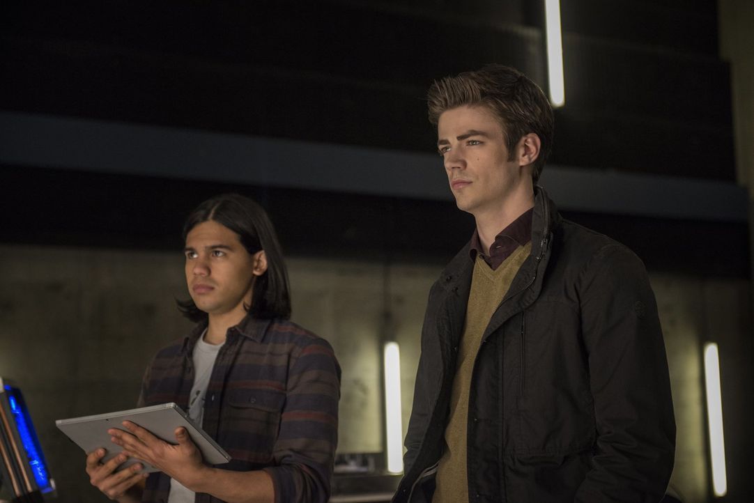 Schließlich wird Cisco (Carlos Valdes, l.) und Barry (Grant Gustin, r.) bewusst, dass sie alle nur Figuren in Dr. Wells Spiel sind ... - Bildquelle: Warner Brothers.