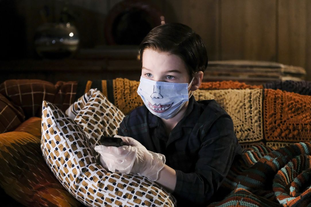 Als die Grippewelle Medford erreicht, tut Sheldon (Iain Armitage) alles, um selber gesund zu bleiben ... - Bildquelle: Warner Bros. Television