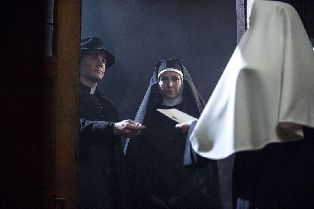 Als Josie Sands (Alaina Huffman, r.) und Henry Winchester (Gil McKinney, l.) in einem Kloster seltsame Vorkommnisse untersuchen, ahnen sie nicht, we... - Bildquelle: 2013 Warner Brothers