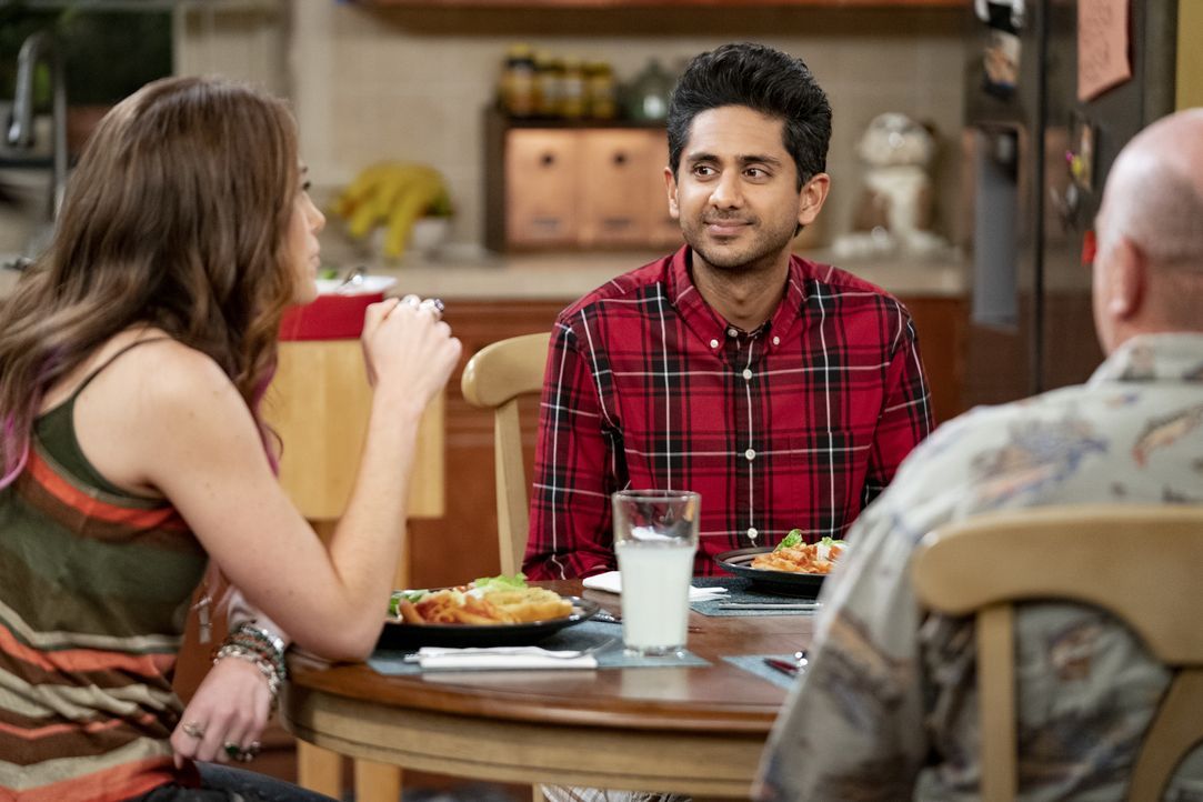 Lizzie (Elizabeth Alderfer, l.); Al (Adhir Kalyan, r.) - Bildquelle: Erik Voake 2021 Warner Bros. Entertainment Inc. All Rights Reserved. / Erik Voake