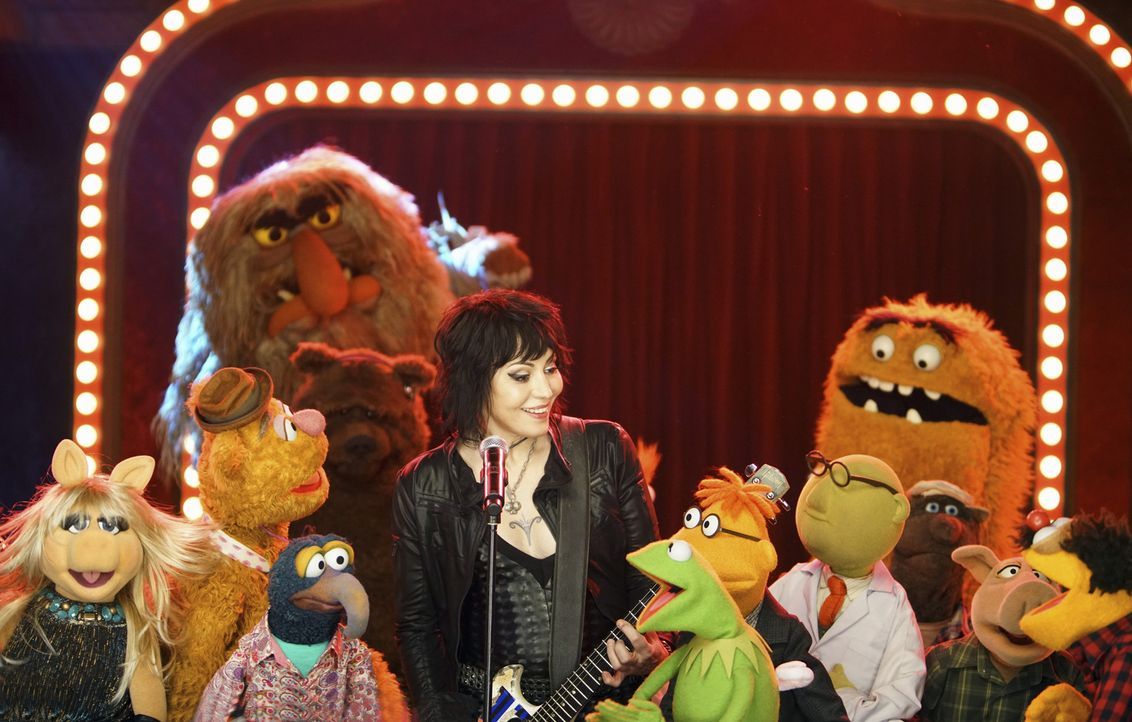 Die Muppets und Joan Jett (M.) stellen ihr Können unter Beweis ... - Bildquelle: Andrea McCallin ABC Studios