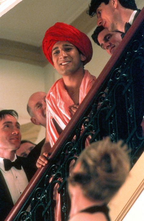 Hingerissen lauschen die Gäste den weisen Worten ihres Gurus und als Ramu (Jimi Mistry, M.) dann auch noch seinen indischen Macarena tanzt, ist sei... - Bildquelle: Universal Pictures