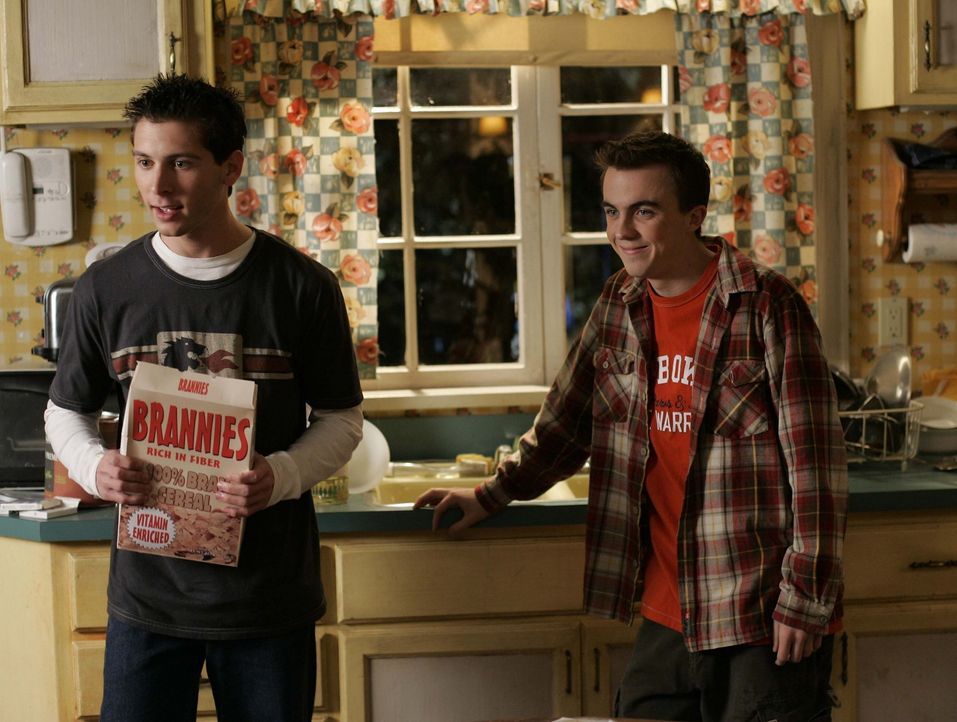 Dewey findet den Reserveschlüssel für das Auto seines Vaters und versucht Malcolm (Frankie Muniz, r.) und Reese (Justin Berfield, l.) zu überrede... - Bildquelle: TM +   2000 Twentieth Century Fox Film Corporation. All Rights Reserved.