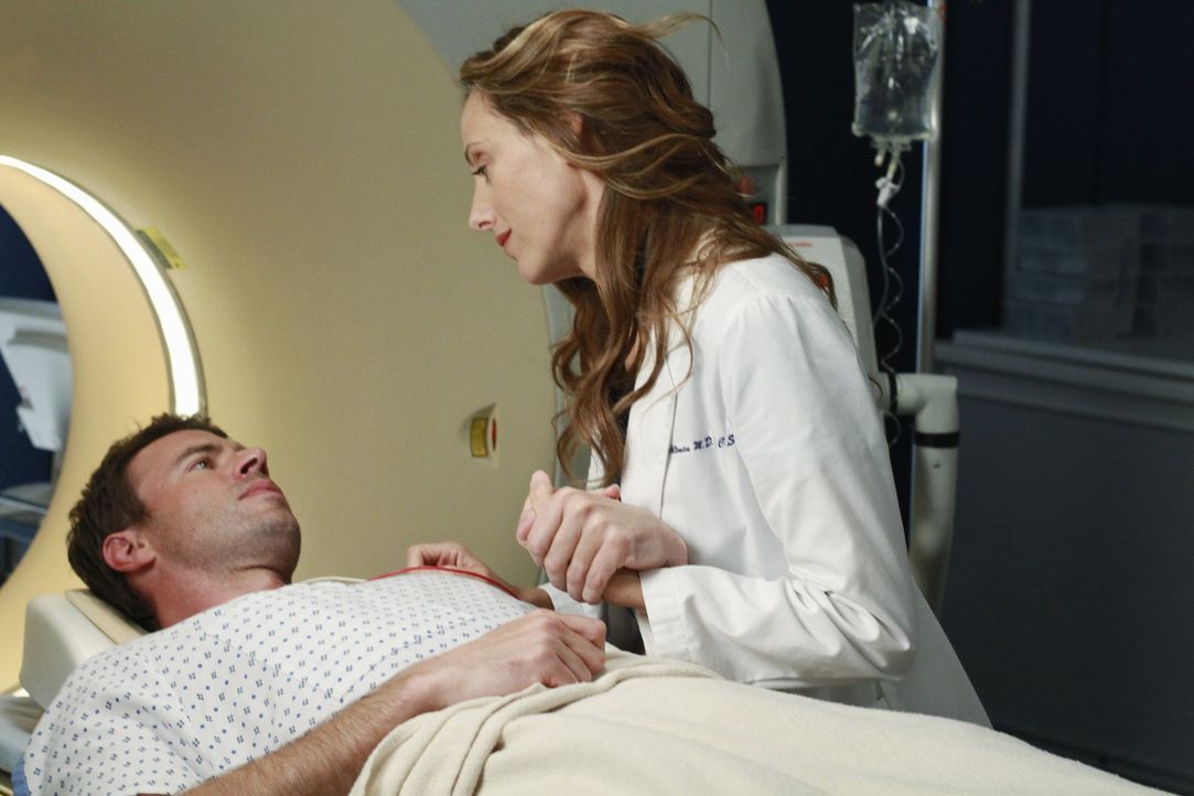 Als Teddy (Kim Raver, r.) den unter starken Schmerzmitteln stehenden Henry (Scott Foley, l.) für eine Untersuchung vorbereitet, gesteht er ihr, das... - Bildquelle: ABC Studios
