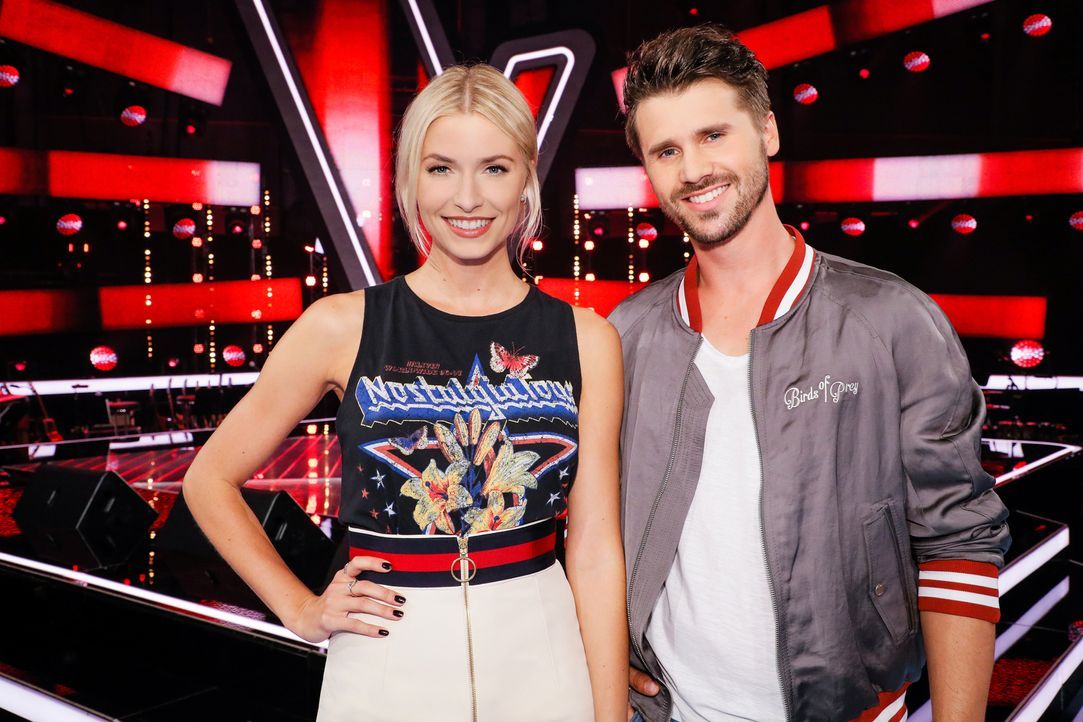 Moderieren zum dritten Mal gemeinsam "The Voice of Germany": Lena Gercke (l.) und Thore Schölermann (r.) ... - Bildquelle: Richard Hübner SAT.1/ProSieben