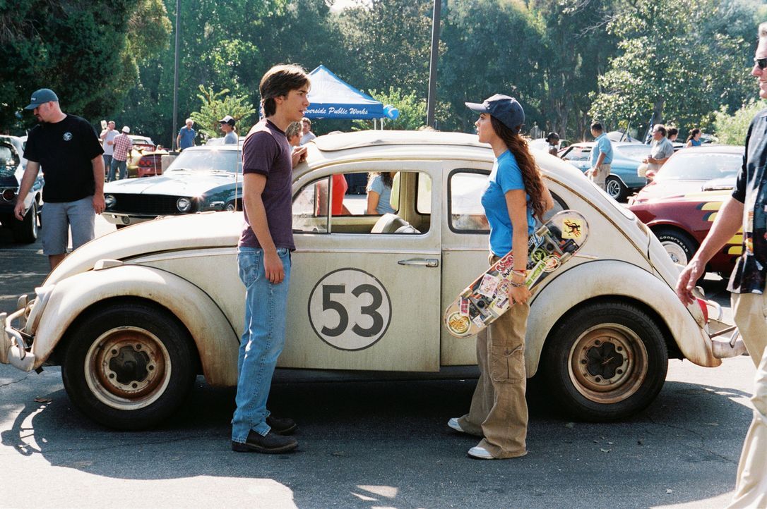Nachdem Maggie (Lindsay Lohan, r.) Herbie vom Schrottplatz gerettet hat, ist Kevin (Justin Long, l.) ihr bei der Wiederherstellung behilflich ... - Bildquelle: Walt Disney Pictures