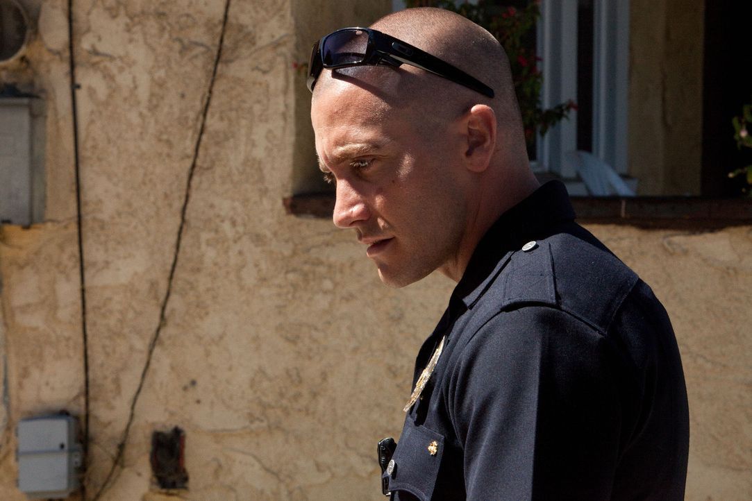 Als Officer Brian Taylor (Jake Gyllenhaal) und sein Partner eher zufällig mit der Drogenmafia aneinandergeraten, hängt ihr Leben an einem seidenen F... - Bildquelle: Scott Garfield 2011 Sole Productions, LLC. All rights reserved.