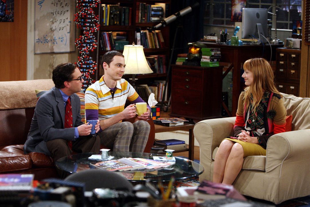 Sheldon (Jim Parsosns, M.) erwartet Besuch von einer befreundeten Wissenschaftlerin. Da Elizabeth (Judy Greer, r.) nicht gerne in Hotels wohnt, läd... - Bildquelle: Warner Bros. Television