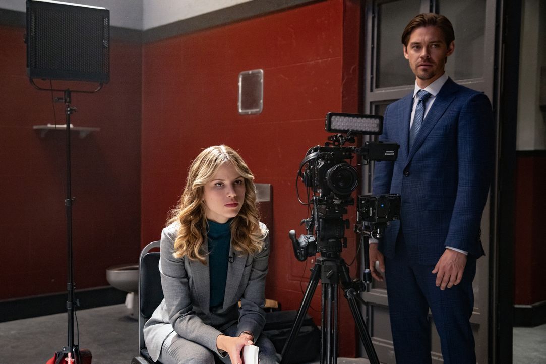 Ainsley Whitly (Halston Sage, l.); Malcolm Bright (Tom Payne, r.) - Bildquelle: © 2019 Warner Bros. Entertainment Inc. All Rights Reserved.