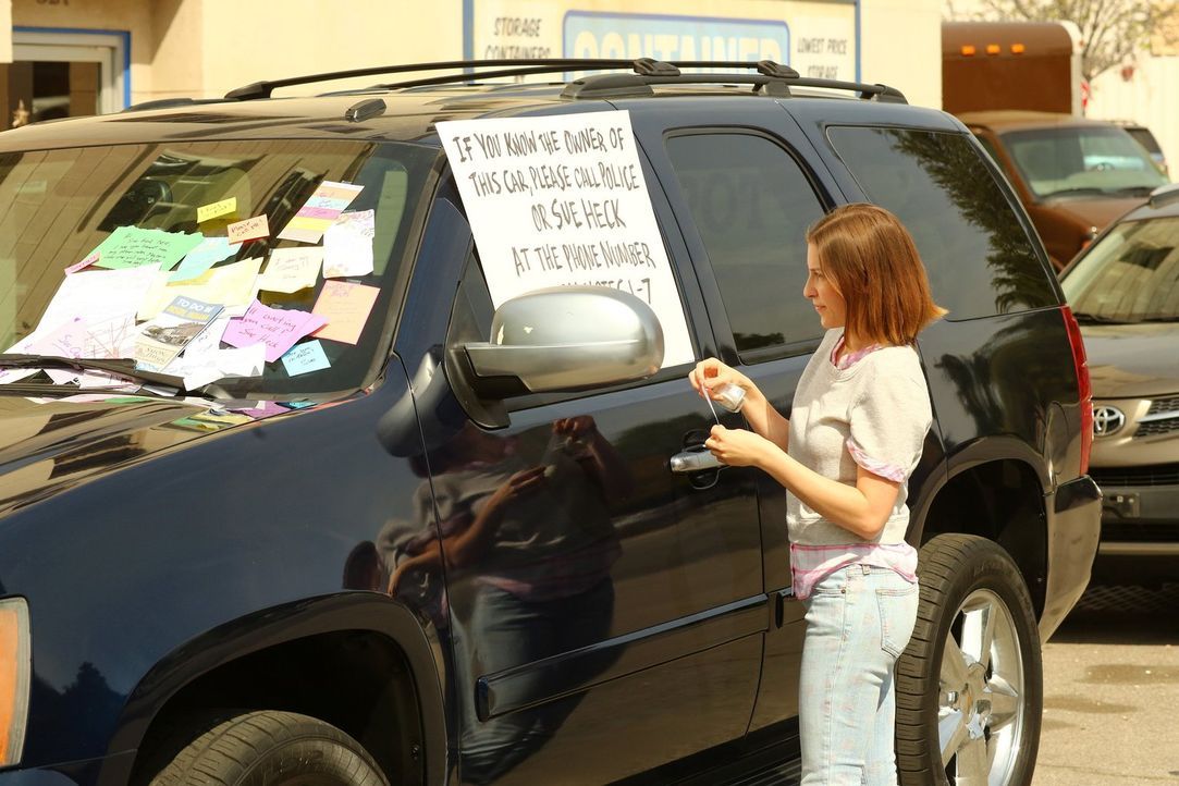 Als sich der Besitzer des SUV, an dem Sue (Eden Sher) einen Kratzer hinterlassen hat, sich nicht meldet, wird sie immer nervöser ... - Bildquelle: Warner Bros.