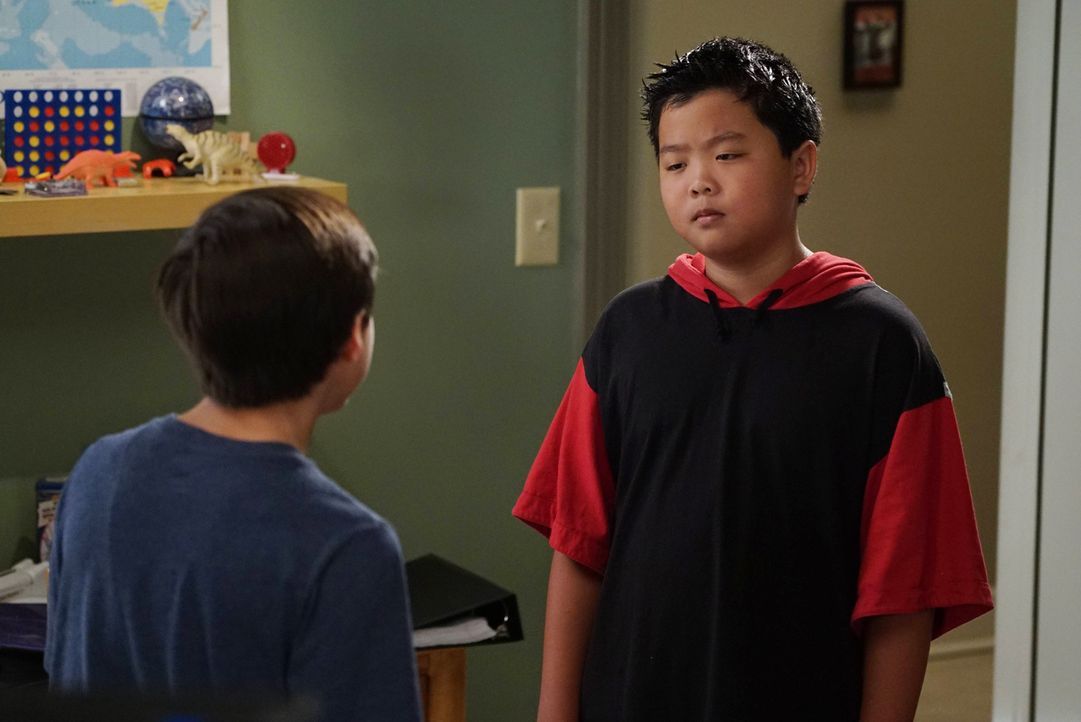 Emery (Forrest Wheeler, l.) kommt auf Eddies Schule. Dabei stellt sich heraus, dass Eddie (Hudson Yang, r.) die Lehrer immer wieder reinlegt, um bes... - Bildquelle: 2016-2017 American Broadcasting Companies. All rights reserved.