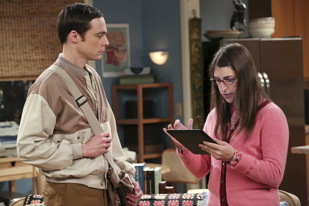 Amy (Mayim Bialik, r.) versucht Sheldon (Jim Parsons, l.) davon zu überzeugen, einen Esstisch für seine Wohnung zu kaufen. Doch Sheldon ist gegen je... - Bildquelle: Warner Brothers
