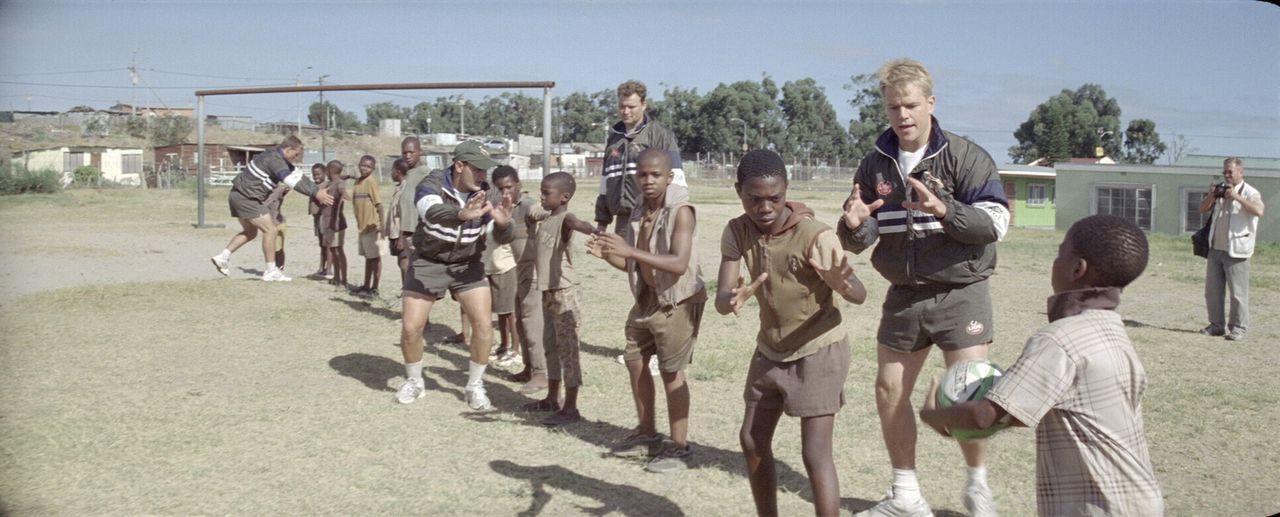 Die Stimmung in Südafrika ändert sich, als Francois (Matt Damon, 2.v.r.) und seine Mannschaftskollegen vor der Weltmeisterschaft durch das Land reis... - Bildquelle: Warner Bros.