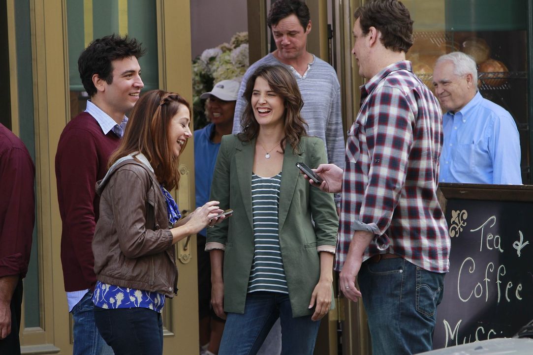 Ted (Josh Radnor, l.), Marshall (Jason Segel, r.), Barney und Lily (Alyson Hannigan, 2.v.l.) machen sich über Robin (Cobie Smulders, 2.v.r.) lustig... - Bildquelle: 20th Century Fox International Television