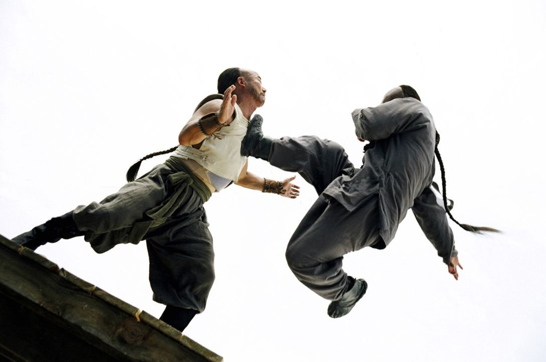Sein Vater, verbietet Huo Yuanjia (Jet Li, l.) in seine Fußstapfen zu treten. Huo setzt sich jedoch entschlossen durch und bringt sich selbst das K... - Bildquelle: Constantin Film Verleih GmbH