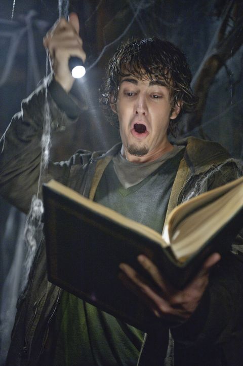 Gemeinsam mit seinem sprechenden Hund Scooby-Doo macht sich Shaggy (Nick Palatas) auf, das Geheimnis der Schulgeister zu lösen ... - Bildquelle: 2009   Warner Brothers