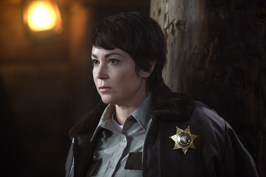 Ein Sheriff-Workshop steht für Jody (Kim Rhodes) bevor. Als sie glaubt es könnte nicht mehr schlimmer werden, erfährt sie von ungewöhnlichen Leichen... - Bildquelle: 2016 Warner Brothers