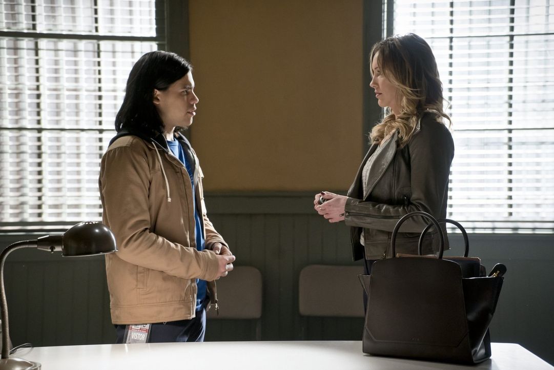 Als Laurel (Katie Cassidy, r.) Cisco (Carlos Valdes, l.) um einen Gefallen bittet, kann er einfach nicht Nein sagen ... - Bildquelle: Warner Brothers.