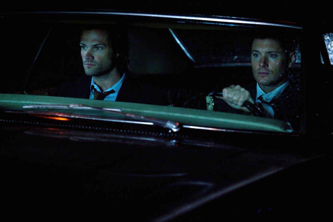 Sam (Jared Padalecki, l.) und Dean (Jensen Ackles, r.) sind entsetzt, als ihnen ausgerechnet Abaddon über den Weg läuft ... - Bildquelle: 2013 Warner Brothers