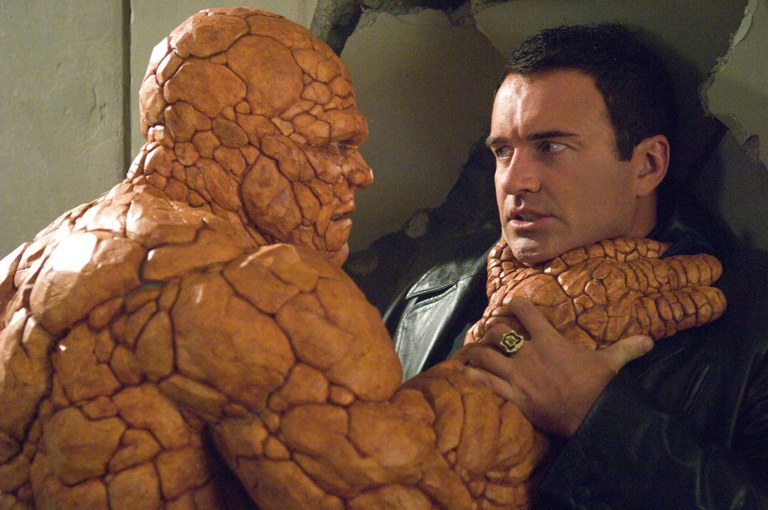 Der Erzfeind der "Fantastic Four" macht ihnen das Leben schwer: Ben (Michael Chiklis, l.) gibt sich Dr. Doom (Julian McMahon, r.) jedoch nicht so le... - Bildquelle: Twentieth Century Fox