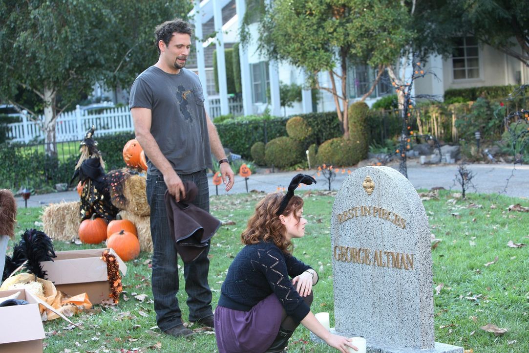 George (Jeremy Sisto, l.) und Tessa (Jane Levy, r.) freuen sich auf Halloween und wollen sich in diesem Jahr so richtig austoben. Doch schnell stoß... - Bildquelle: Warner Bros. Television