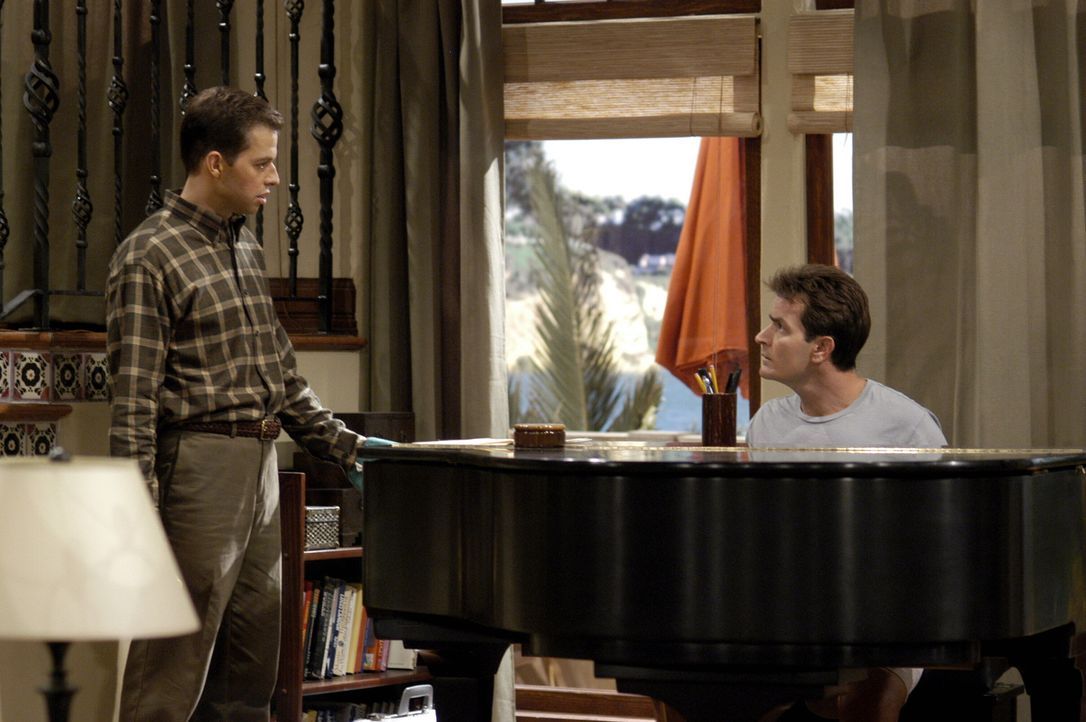 Nachdem Berta verschwunden ist, muss sich Alan (Jon Cryer, l.) bei Charlie (Charlie Sheen, r.) rechtfertigen ... - Bildquelle: Warner Brothers Entertainment Inc.