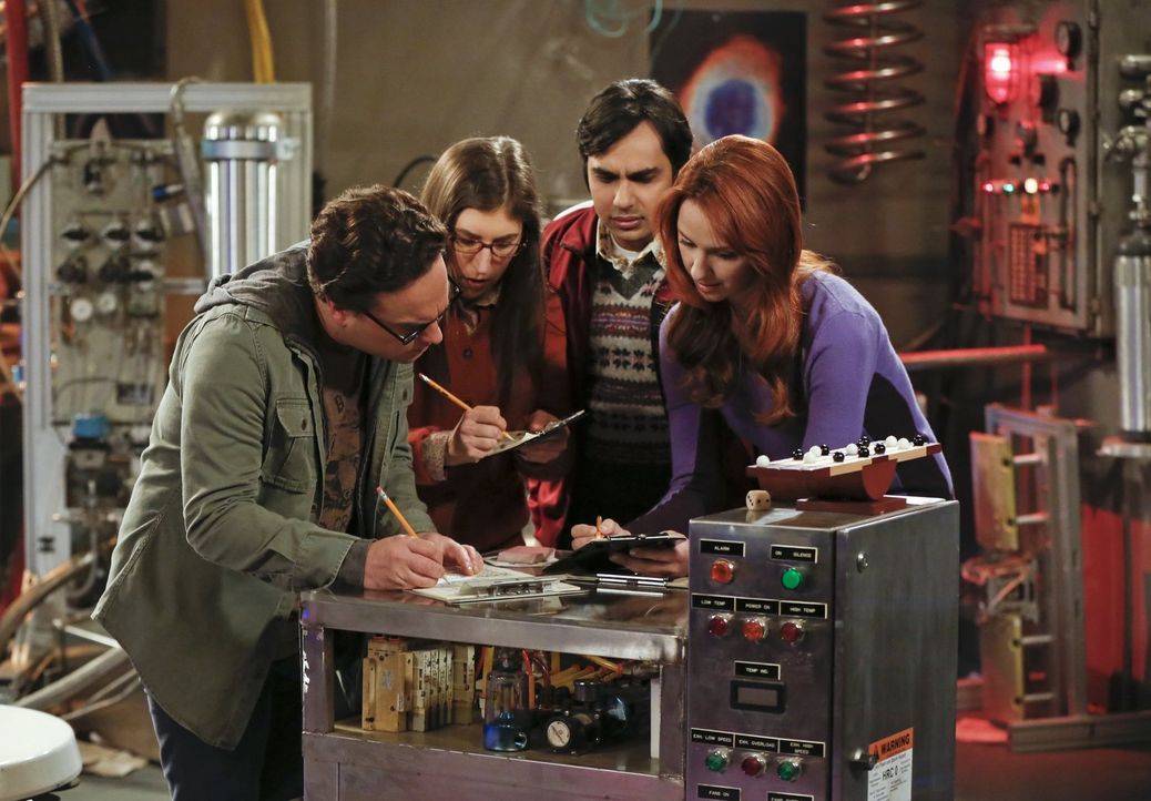 Während Penny und Sheldon an einem ganz besonderen Experiment teilnehmen, wollen Leonard (Johnny Galecki, l.), Amy (Mayim Bialik, 2.v.l.), Raj (Kuna... - Bildquelle: Warner Bros. Television