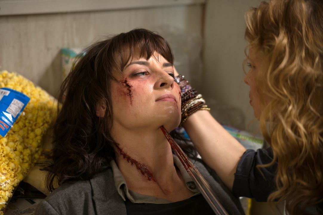 Eine überraschende Begegnung lässt Hannah (Erica Carroll) an ihrem Bild von Gut und Böse zweifeln ... - Bildquelle: 2016 Warner Brothers