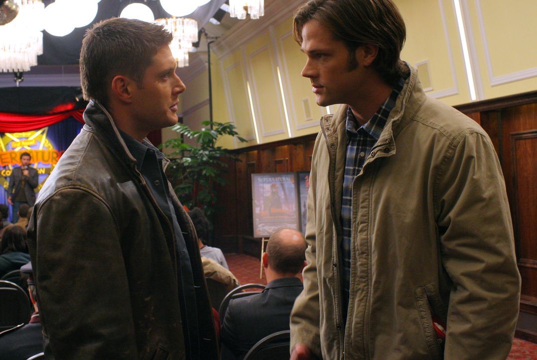 Werden unwissentlich von ihrem größten Fan Becky auf die erste "Supernatural"-Convention eingeladen: Dean (Jensen Ackles, l.) und Sam (Jared Padal... - Bildquelle: Warner Bros.